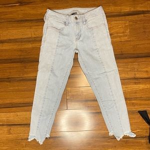 American Eagle Light Wash Cropped Jeans!